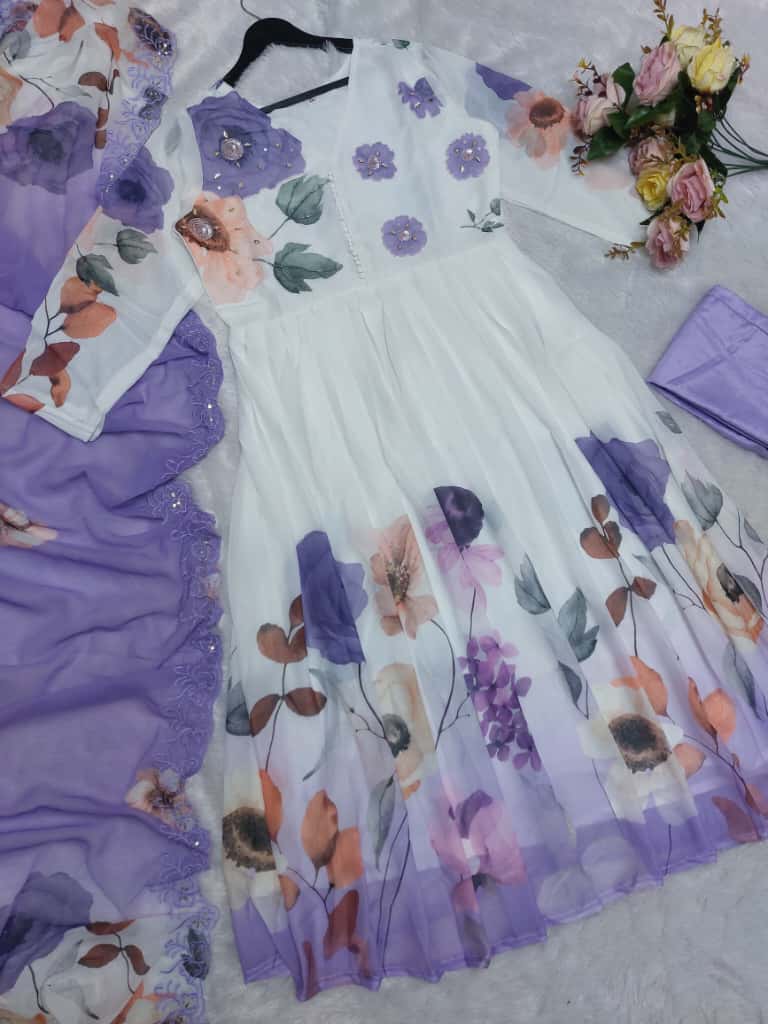 Featuring beautiful Heavy Suit Set which is beautifully decorated Embroidered🪡and Hand work.(RRRD10)